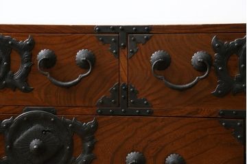 和製アンティーク　前面欅(ケヤキ)材　上杢　惹き込まれるような杢目と金具の装飾が魅力の仙台姫箪笥ローボード(仙台箪笥、和たんす、衣装タンス、収納箪笥、整理箪笥、時代箪笥、引き出し、ローチェスト、テレビ台、TV台、TVボード)(R-079591)