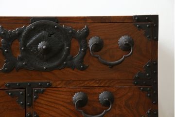 和製アンティーク　前面欅(ケヤキ)材　上杢　惹き込まれるような杢目と金具の装飾が魅力の仙台姫箪笥ローボード(仙台箪笥、和たんす、衣装タンス、収納箪笥、整理箪笥、時代箪笥、引き出し、ローチェスト、テレビ台、TV台、TVボード)(R-079591)