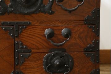 和製アンティーク　前面欅(ケヤキ)材　上杢　惹き込まれるような杢目と金具の装飾が魅力の仙台姫箪笥ローボード(仙台箪笥、和たんす、衣装タンス、収納箪笥、整理箪笥、時代箪笥、引き出し、ローチェスト、テレビ台、TV台、TVボード)(R-079591)
