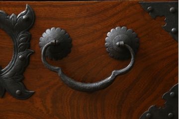 和製アンティーク　前面欅(ケヤキ)材　上杢　惹き込まれるような杢目と金具の装飾が魅力の仙台姫箪笥ローボード(仙台箪笥、和たんす、衣装タンス、収納箪笥、整理箪笥、時代箪笥、引き出し、ローチェスト、テレビ台、TV台、TVボード)(R-079591)