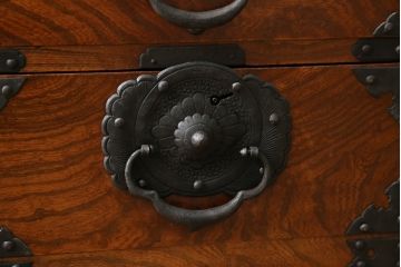 和製アンティーク　前面欅(ケヤキ)材　上杢　惹き込まれるような杢目と金具の装飾が魅力の仙台姫箪笥ローボード(仙台箪笥、和たんす、衣装タンス、収納箪笥、整理箪笥、時代箪笥、引き出し、ローチェスト、テレビ台、TV台、TVボード)(R-079591)