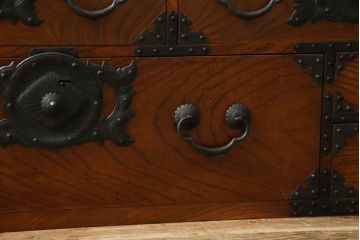 和製アンティーク　前面欅(ケヤキ)材　上杢　惹き込まれるような杢目と金具の装飾が魅力の仙台姫箪笥ローボード(仙台箪笥、和たんす、衣装タンス、収納箪笥、整理箪笥、時代箪笥、引き出し、ローチェスト、テレビ台、TV台、TVボード)(R-079591)