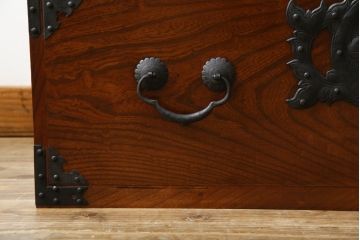 和製アンティーク　前面欅(ケヤキ)材　上杢　惹き込まれるような杢目と金具の装飾が魅力の仙台姫箪笥ローボード(仙台箪笥、和たんす、衣装タンス、収納箪笥、整理箪笥、時代箪笥、引き出し、ローチェスト、テレビ台、TV台、TVボード)(R-079591)
