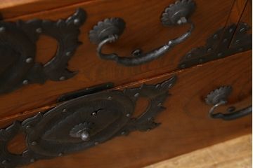和製アンティーク　前面欅(ケヤキ)材　上杢　惹き込まれるような杢目と金具の装飾が魅力の仙台姫箪笥ローボード(仙台箪笥、和たんす、衣装タンス、収納箪笥、整理箪笥、時代箪笥、引き出し、ローチェスト、テレビ台、TV台、TVボード)(R-079591)