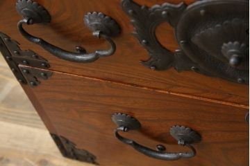 和製アンティーク　前面欅(ケヤキ)材　上杢　惹き込まれるような杢目と金具の装飾が魅力の仙台姫箪笥ローボード(仙台箪笥、和たんす、衣装タンス、収納箪笥、整理箪笥、時代箪笥、引き出し、ローチェスト、テレビ台、TV台、TVボード)(R-079591)