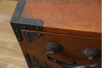 和製アンティーク　前面欅(ケヤキ)材　上杢　惹き込まれるような杢目と金具の装飾が魅力の仙台姫箪笥ローボード(仙台箪笥、和たんす、衣装タンス、収納箪笥、整理箪笥、時代箪笥、引き出し、ローチェスト、テレビ台、TV台、TVボード)(R-079591)