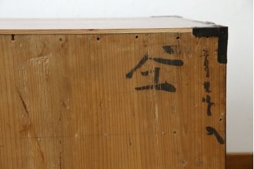和製アンティーク　前面欅(ケヤキ)材　上杢　惹き込まれるような杢目と金具の装飾が魅力の仙台姫箪笥ローボード(仙台箪笥、和たんす、衣装タンス、収納箪笥、整理箪笥、時代箪笥、引き出し、ローチェスト、テレビ台、TV台、TVボード)(R-079591)