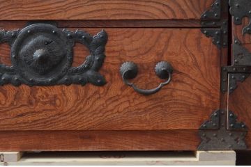 和製アンティーク　前面欅(ケヤキ)材　上杢　惹き込まれるような杢目と金具の装飾が魅力の仙台姫箪笥ローチェスト(仙台箪笥、和たんす、衣装タンス、収納箪笥、整理箪笥、時代箪笥、引き出し、ローボード、テレビ台、TV台、TVボード)(R-079592)