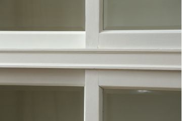 和製アンティーク　ナラ(楢)材　古い洋館で使用!!　ペイントリメイク　アンティークホワイトカラーが素敵な収納棚(食器棚、本箱、ブックケース、店舗什器、陳列棚、キャビネット)(R-079596)