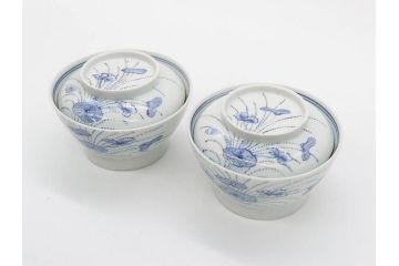 江戸期　古伊万里　染付　線描　蝶花図　約12cm　4寸　清楚な美しさのある蓋付き茶碗2客セット(ちょう、蓮?、和食器、どんぶり、蓋茶碗、四寸)(R-079599)