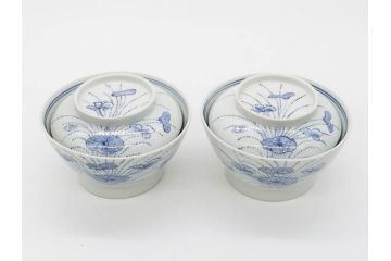 江戸期　古伊万里　染付　線描　蝶花図　約12cm　4寸　清楚な美しさのある蓋付き茶碗2客セット(ちょう、蓮?、和食器、どんぶり、蓋茶碗、四寸)(R-079599)