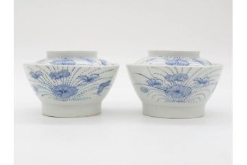 江戸期　古伊万里　染付　線描　蝶花図　約12cm　4寸　清楚な美しさのある蓋付き茶碗2客セット(ちょう、蓮?、和食器、どんぶり、蓋茶碗、四寸)(R-079599)