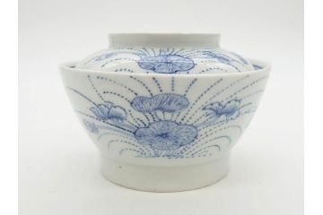 江戸期　古伊万里　染付　線描　蝶花図　約12cm　4寸　清楚な美しさのある蓋付き茶碗2客セット(ちょう、蓮?、和食器、どんぶり、蓋茶碗、四寸)(R-079599)