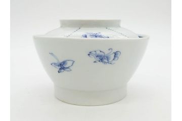 江戸期　古伊万里　染付　線描　蝶花図　約12cm　4寸　清楚な美しさのある蓋付き茶碗2客セット(ちょう、蓮?、和食器、どんぶり、蓋茶碗、四寸)(R-079599)