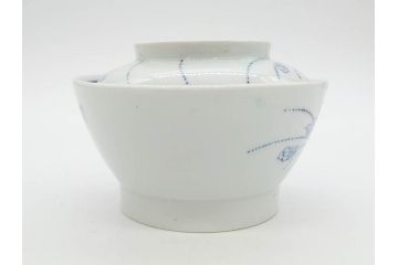 江戸期　古伊万里　染付　線描　蝶花図　約12cm　4寸　清楚な美しさのある蓋付き茶碗2客セット(ちょう、蓮?、和食器、どんぶり、蓋茶碗、四寸)(R-079599)