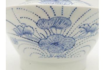 江戸期　古伊万里　染付　線描　蝶花図　約12cm　4寸　清楚な美しさのある蓋付き茶碗2客セット(ちょう、蓮?、和食器、どんぶり、蓋茶碗、四寸)(R-079599)