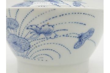 江戸期　古伊万里　染付　線描　蝶花図　約12cm　4寸　清楚な美しさのある蓋付き茶碗2客セット(ちょう、蓮?、和食器、どんぶり、蓋茶碗、四寸)(R-079599)