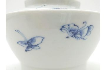 江戸期　古伊万里　染付　線描　蝶花図　約12cm　4寸　清楚な美しさのある蓋付き茶碗2客セット(ちょう、蓮?、和食器、どんぶり、蓋茶碗、四寸)(R-079599)