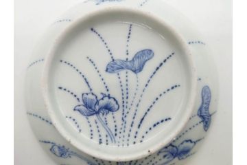 江戸期　古伊万里　染付　線描　蝶花図　約12cm　4寸　清楚な美しさのある蓋付き茶碗2客セット(ちょう、蓮?、和食器、どんぶり、蓋茶碗、四寸)(R-079599)