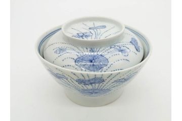 江戸期　古伊万里　染付　線描　蝶花図　約12cm　4寸　清楚な美しさのある蓋付き茶碗2客セット(ちょう、蓮?、和食器、どんぶり、蓋茶碗、四寸)(R-079599)