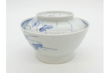 江戸期　古伊万里　染付　線描　蝶花図　約12cm　4寸　清楚な美しさのある蓋付き茶碗2客セット(ちょう、蓮?、和食器、どんぶり、蓋茶碗、四寸)(R-079599)