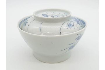 江戸期　古伊万里　染付　線描　蝶花図　約12cm　4寸　清楚な美しさのある蓋付き茶碗2客セット(ちょう、蓮?、和食器、どんぶり、蓋茶碗、四寸)(R-079599)