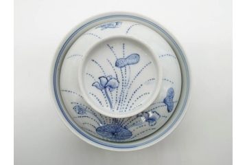 江戸期　古伊万里　染付　線描　蝶花図　約12cm　4寸　清楚な美しさのある蓋付き茶碗2客セット(ちょう、蓮?、和食器、どんぶり、蓋茶碗、四寸)(R-079599)