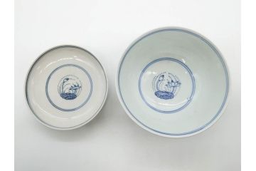 江戸期　古伊万里　染付　線描　蝶花図　約12cm　4寸　清楚な美しさのある蓋付き茶碗2客セット(ちょう、蓮?、和食器、どんぶり、蓋茶碗、四寸)(R-079599)