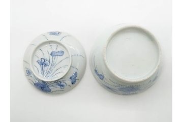 江戸期　古伊万里　染付　線描　蝶花図　約12cm　4寸　清楚な美しさのある蓋付き茶碗2客セット(ちょう、蓮?、和食器、どんぶり、蓋茶碗、四寸)(R-079599)
