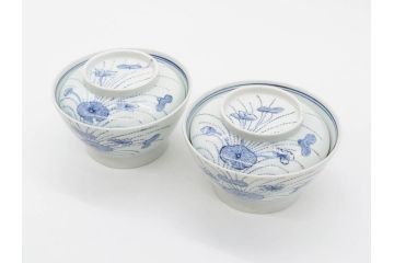 江戸期　古伊万里　染付　線描　蝶花図　約12cm　4寸　花のデザインが優雅な蓋付き茶碗2客セット(蝶、ちょう、蓮?、和食器、どんぶり、蓋茶碗、四寸)(R-079600)