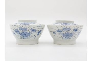 江戸期　古伊万里　染付　線描　蝶花図　約12cm　4寸　花のデザインが優雅な蓋付き茶碗2客セット(蝶、ちょう、蓮?、和食器、どんぶり、蓋茶碗、四寸)(R-079600)