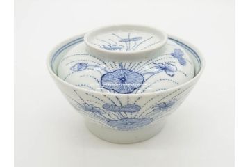 江戸期　古伊万里　染付　線描　蝶花図　約12cm　4寸　花のデザインが優雅な蓋付き茶碗2客セット(蝶、ちょう、蓮?、和食器、どんぶり、蓋茶碗、四寸)(R-079600)