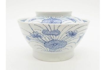 江戸期　古伊万里　染付　線描　蝶花図　約12cm　4寸　花のデザインが優雅な蓋付き茶碗2客セット(蝶、ちょう、蓮?、和食器、どんぶり、蓋茶碗、四寸)(R-079600)