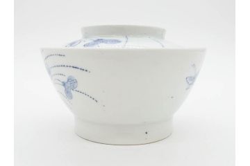 江戸期　古伊万里　染付　線描　蝶花図　約12cm　4寸　花のデザインが優雅な蓋付き茶碗2客セット(蝶、ちょう、蓮?、和食器、どんぶり、蓋茶碗、四寸)(R-079600)