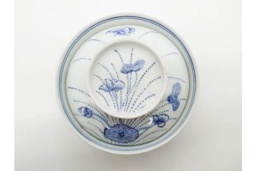 江戸期　古伊万里　染付　線描　蝶花図　約12cm　4寸　花のデザインが優雅な蓋付き茶碗2客セット(蝶、ちょう、蓮?、和食器、どんぶり、蓋茶碗、四寸)(R-079600)