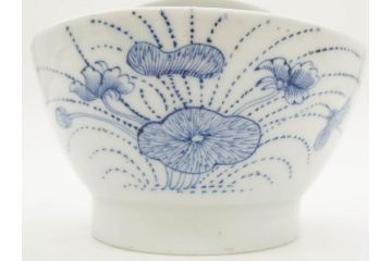 江戸期　古伊万里　染付　線描　蝶花図　約12cm　4寸　花のデザインが優雅な蓋付き茶碗2客セット(蝶、ちょう、蓮?、和食器、どんぶり、蓋茶碗、四寸)(R-079600)