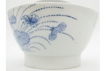 江戸期　古伊万里　染付　線描　蝶花図　約12cm　4寸　花のデザインが優雅な蓋付き茶碗2客セット(蝶、ちょう、蓮?、和食器、どんぶり、蓋茶碗、四寸)(R-079600)