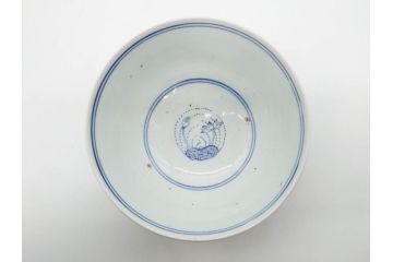 江戸期　古伊万里　染付　線描　蝶花図　約12cm　4寸　花のデザインが優雅な蓋付き茶碗2客セット(蝶、ちょう、蓮?、和食器、どんぶり、蓋茶碗、四寸)(R-079600)