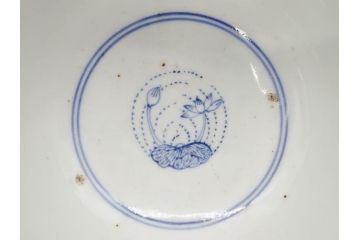 江戸期　古伊万里　染付　線描　蝶花図　約12cm　4寸　花のデザインが優雅な蓋付き茶碗2客セット(蝶、ちょう、蓮?、和食器、どんぶり、蓋茶碗、四寸)(R-079600)