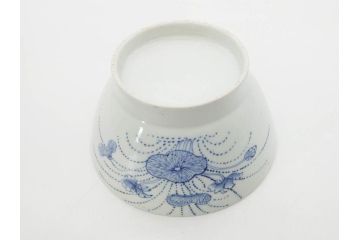 江戸期　古伊万里　染付　線描　蝶花図　約12cm　4寸　花のデザインが優雅な蓋付き茶碗2客セット(蝶、ちょう、蓮?、和食器、どんぶり、蓋茶碗、四寸)(R-079600)