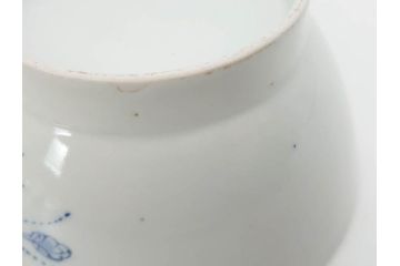 江戸期　古伊万里　染付　線描　蝶花図　約12cm　4寸　花のデザインが優雅な蓋付き茶碗2客セット(蝶、ちょう、蓮?、和食器、どんぶり、蓋茶碗、四寸)(R-079600)