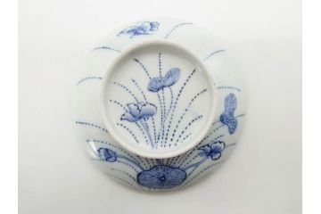 江戸期　古伊万里　染付　線描　蝶花図　約12cm　4寸　花のデザインが優雅な蓋付き茶碗2客セット(蝶、ちょう、蓮?、和食器、どんぶり、蓋茶碗、四寸)(R-079600)