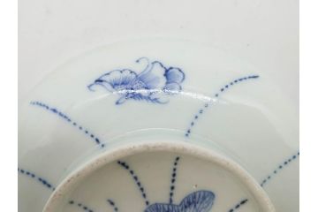 江戸期　古伊万里　染付　線描　蝶花図　約12cm　4寸　花のデザインが優雅な蓋付き茶碗2客セット(蝶、ちょう、蓮?、和食器、どんぶり、蓋茶碗、四寸)(R-079600)