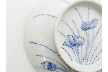 江戸期　古伊万里　染付　線描　蝶花図　約12cm　4寸　花のデザインが優雅な蓋付き茶碗2客セット(蝶、ちょう、蓮?、和食器、どんぶり、蓋茶碗、四寸)(R-079600)