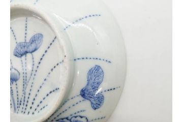 江戸期　古伊万里　染付　線描　蝶花図　約12cm　4寸　花のデザインが優雅な蓋付き茶碗2客セット(蝶、ちょう、蓮?、和食器、どんぶり、蓋茶碗、四寸)(R-079600)