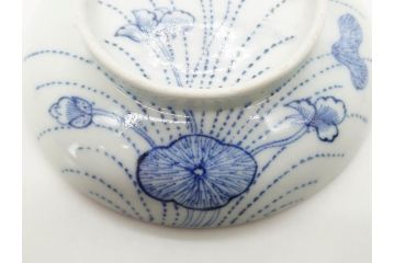 江戸期　古伊万里　染付　線描　蝶花図　約12cm　4寸　花のデザインが優雅な蓋付き茶碗2客セット(蝶、ちょう、蓮?、和食器、どんぶり、蓋茶碗、四寸)(R-079600)