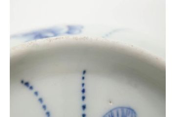 江戸期　古伊万里　染付　線描　蝶花図　約12cm　4寸　花のデザインが優雅な蓋付き茶碗2客セット(蝶、ちょう、蓮?、和食器、どんぶり、蓋茶碗、四寸)(R-079600)