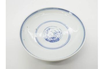 江戸期　古伊万里　染付　線描　蝶花図　約12cm　4寸　花のデザインが優雅な蓋付き茶碗2客セット(蝶、ちょう、蓮?、和食器、どんぶり、蓋茶碗、四寸)(R-079600)