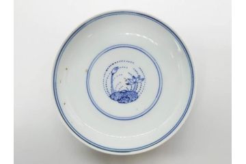江戸期　古伊万里　染付　線描　蝶花図　約12cm　4寸　花のデザインが優雅な蓋付き茶碗2客セット(蝶、ちょう、蓮?、和食器、どんぶり、蓋茶碗、四寸)(R-079600)