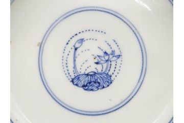 江戸期　古伊万里　染付　線描　蝶花図　約12cm　4寸　花のデザインが優雅な蓋付き茶碗2客セット(蝶、ちょう、蓮?、和食器、どんぶり、蓋茶碗、四寸)(R-079600)